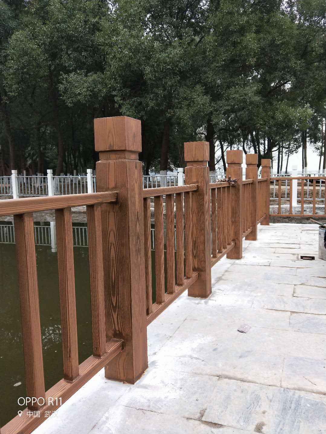天水河道护栏木纹漆施工项目